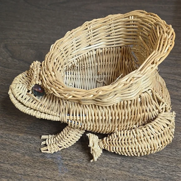 *Vintage 1970s Wicker Frog Planter - Picture 1 of 12